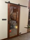 Drewniane drzwi przesuwne z lustrem w przedpokoju