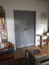 Szare, podwójne drzwi z litego drewna