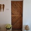 Drewniane drzwi przesuwne do sypialni w stylu skandynawskim