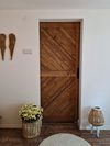 Drewniane drzwi przesuwne do sypialni w stylu skandynawskim