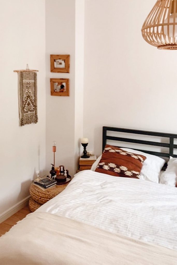 dekoracje w stylu boho na ścianie nad łóżkiem w naturalnej sypialni