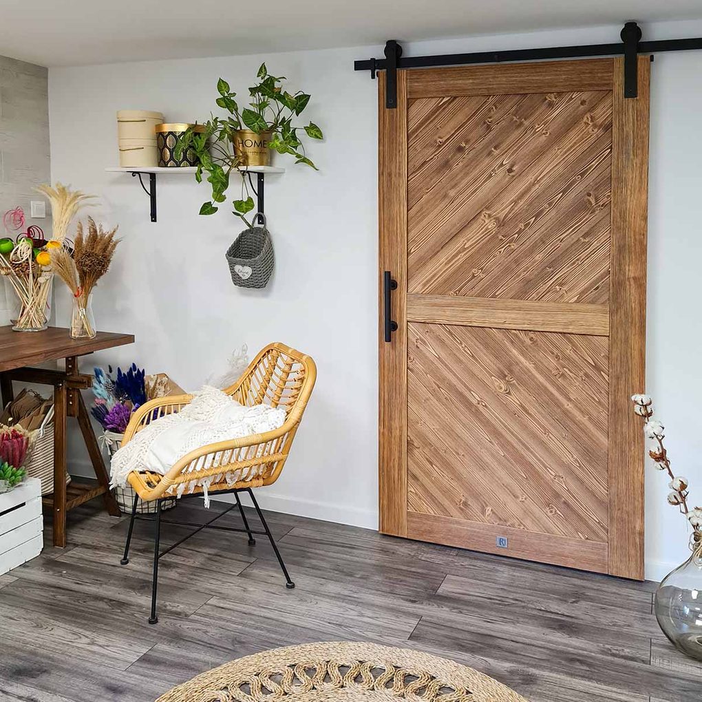 drewniane drzwi na czarnym systemie przesuwnym w skandynawskim wnętrzu