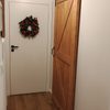 Drzwi przesuwne z litego drewna w przedpokoju