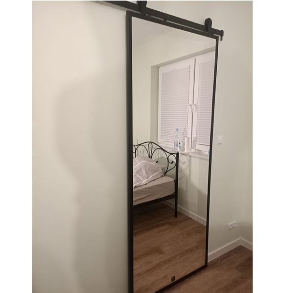 Drzwi z lustrem w metalowej ramie do garderoby