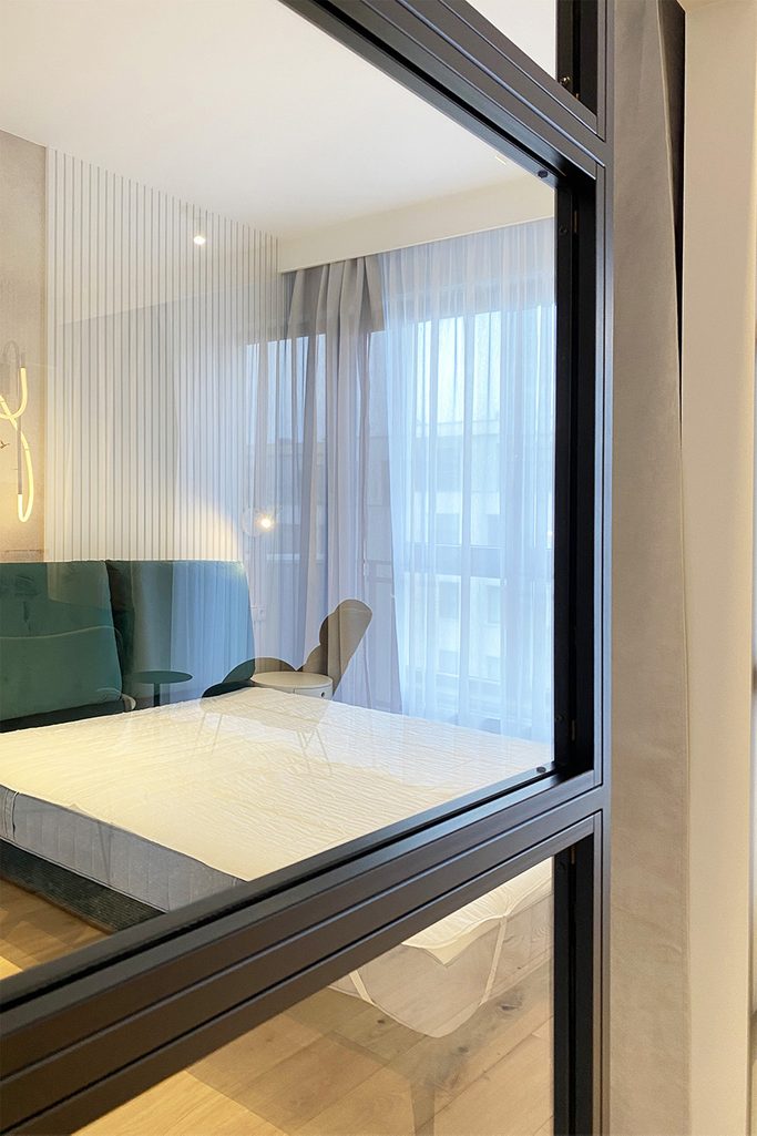 transparentne szkło w czarnej metalowej ramie jako drzwi przesuwne