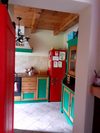 czerwone drzwi przesuwne w kuchni
