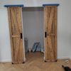 waskie drewniane drzwi dwuskrzydłowe