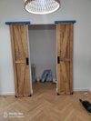 waskie drewniane drzwi dwuskrzydłowe
