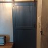 niebieskie drzwi przesuwne z litego drewna