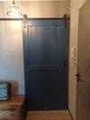 niebieskie drzwi przesuwne z litego drewna