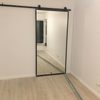 minimalistyczne drzwi przesuwne z lustrem