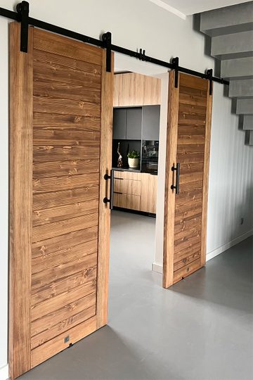 Dwuskrzydłowe drzwi przesuwne z litego drewna