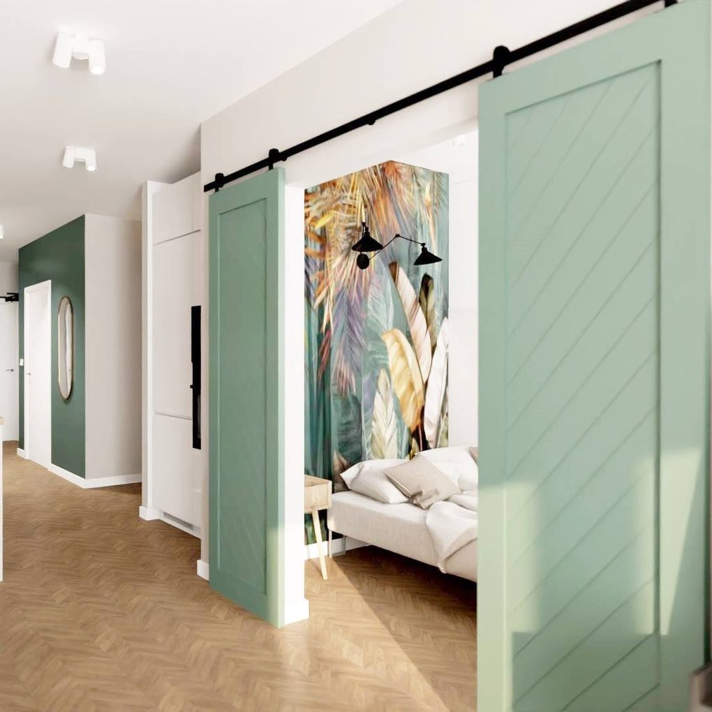 Drewniane drzwi dwuskrzydłowe oddzielające salon od sypialni