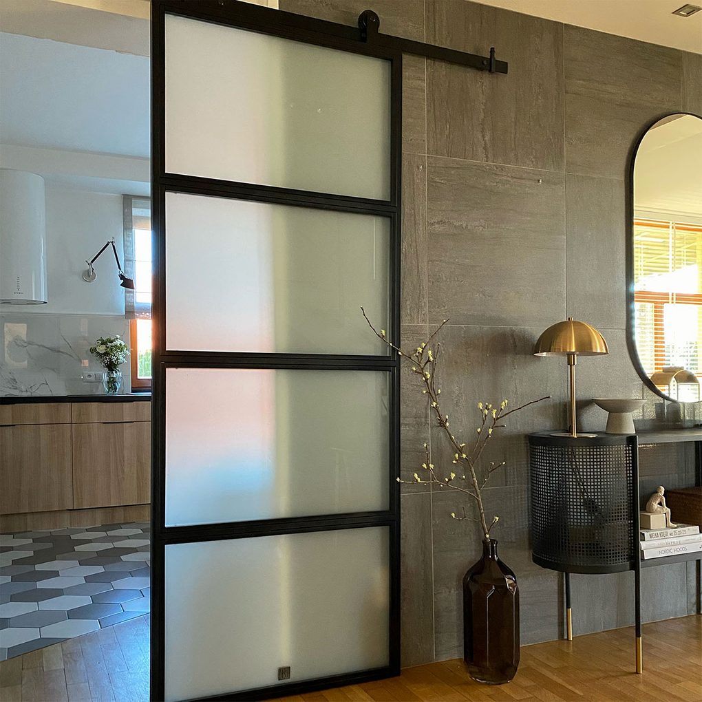 szklane drzwi loftowe oddzielające kuchnię od przedpokoju w eklektycznym wnętrzu