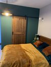 drewniane drzwi przesuwne do garderoby w sypialni