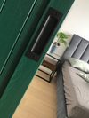 zielone wąskie drzwi przesuwne do sypialni