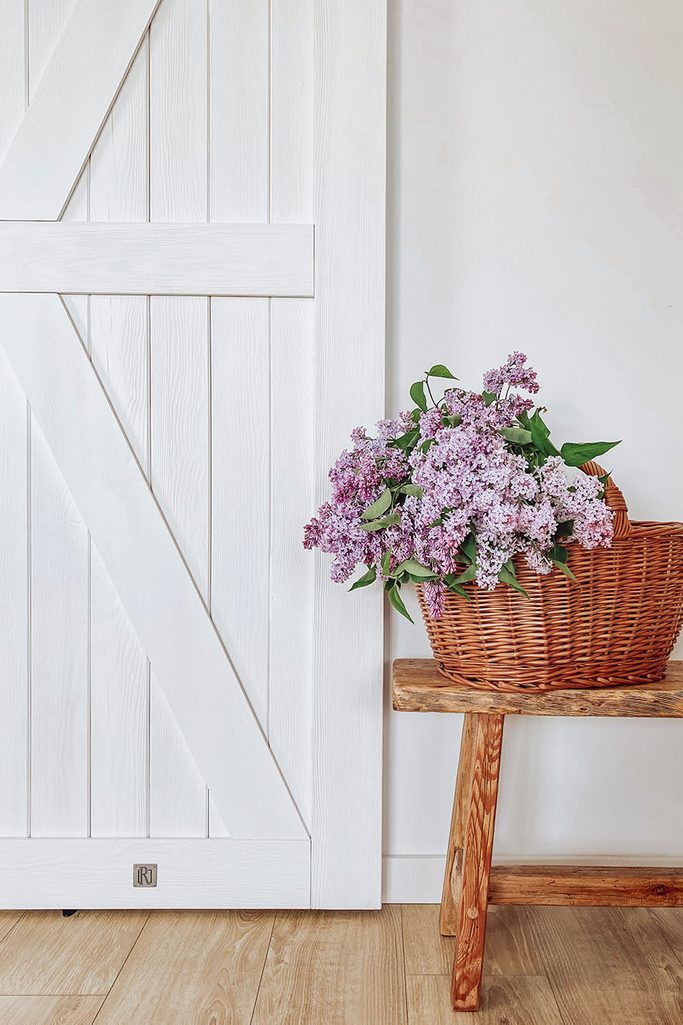 białe drewniane drzwi przesuwne z litego drewna