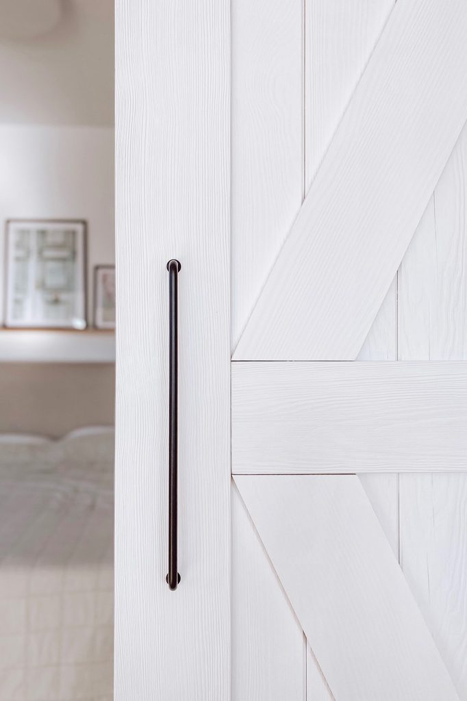 białe drewniane drzwi przesuwne z litego drewna, głęboko szczotkowanego