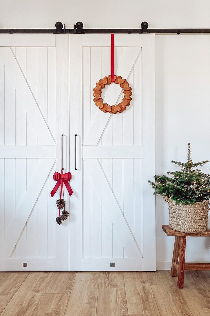ozdobny wieniec na białych drzwiach przesuwnych