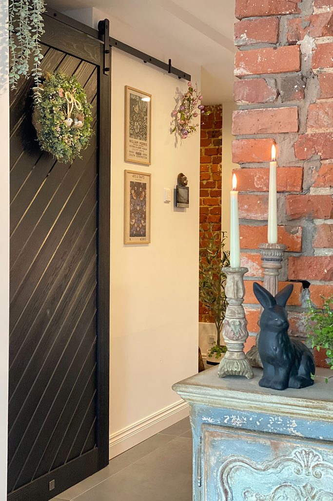 czarne drzwi przesuwne na białej ścianie