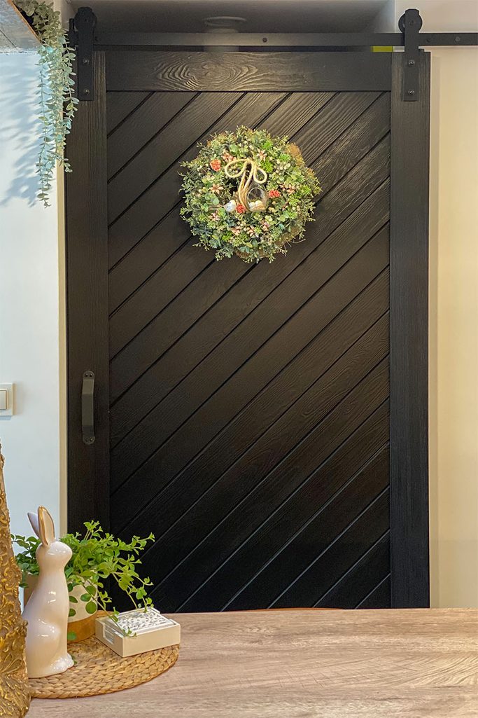 czarne drzwi przesuwne do spiżarni w kuchni