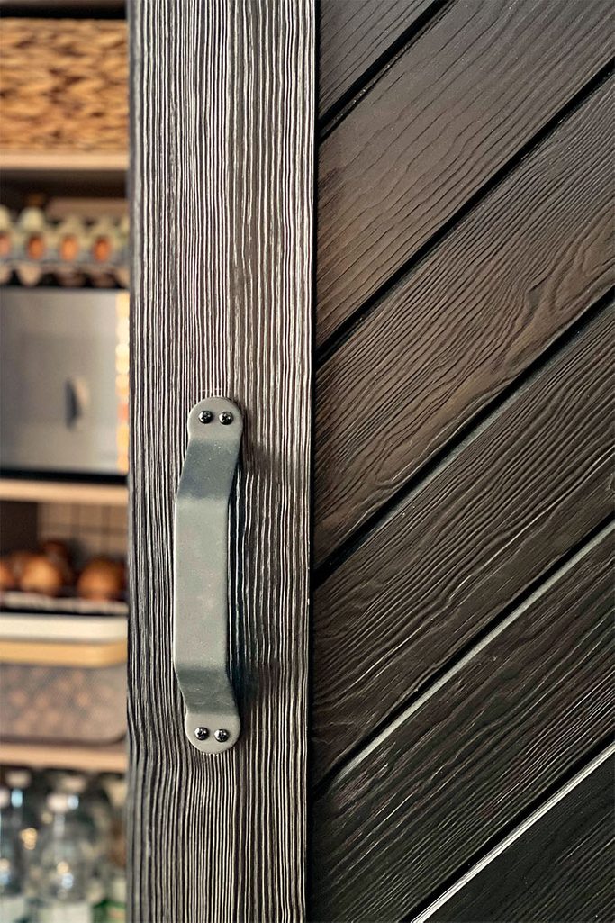 czarne drzwi przesuwne z litego drewna do spiżarni