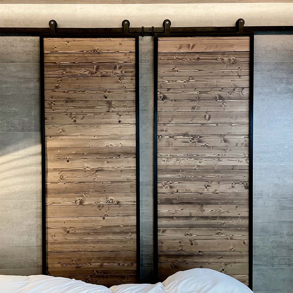 drzwi przesuwne w stylu loftowym z litego drewna w czarnej metalowej ramie