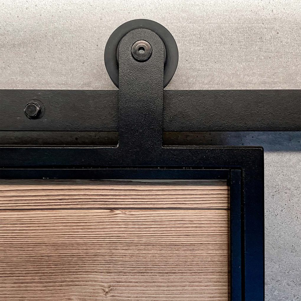 drzwi przesuwne w stylu loftowym z litego drewna i metalu