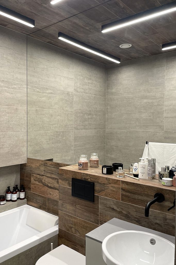 ściana z lustra w nowoczesnej łazience urządzonej w nowoczesnym stylu