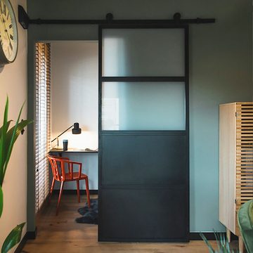 Metalowe drzwi przesuwne w małym apartamencie