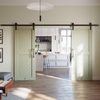 Podwojne drzwi przesuwne między salonem a kuchnią w dużym nowoczesnym domu
