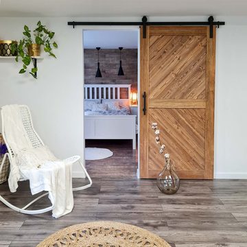 Drewniane drzwi przesuwne do sypialni urzadzonej w skandynawskim stylu
