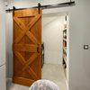 Rustykalne drzwi przesuwne z litego drewna do spiżarni