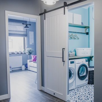 Białe drzwi przesuwne do pralni