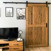 Drewniane drzwi przesuwne między salonem a przedpokojem w małym mieszkaniu