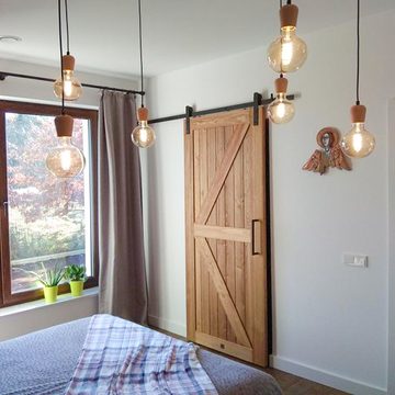 Drewniane drzwi przesuwne do garderoby w sypialni