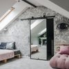 Drzwi przesuwne do garderoby w pokoju na poddaszu