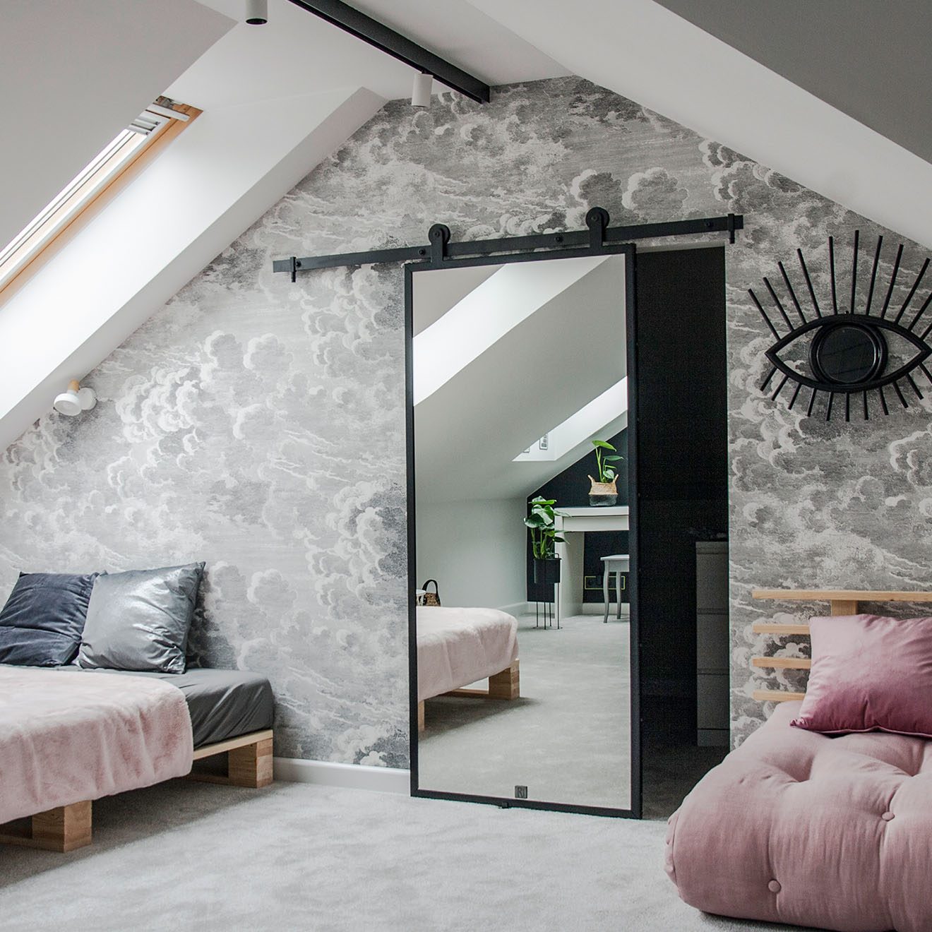 Drzwi przesuwne do garderoby w pokoju na poddaszu Drzwi przesuwne do garderoby w pokoju na poddaszu