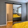 Mała sypialnia w stylu loft z garderobą we wnęce ukrytej za drzwiami przesuwnymi