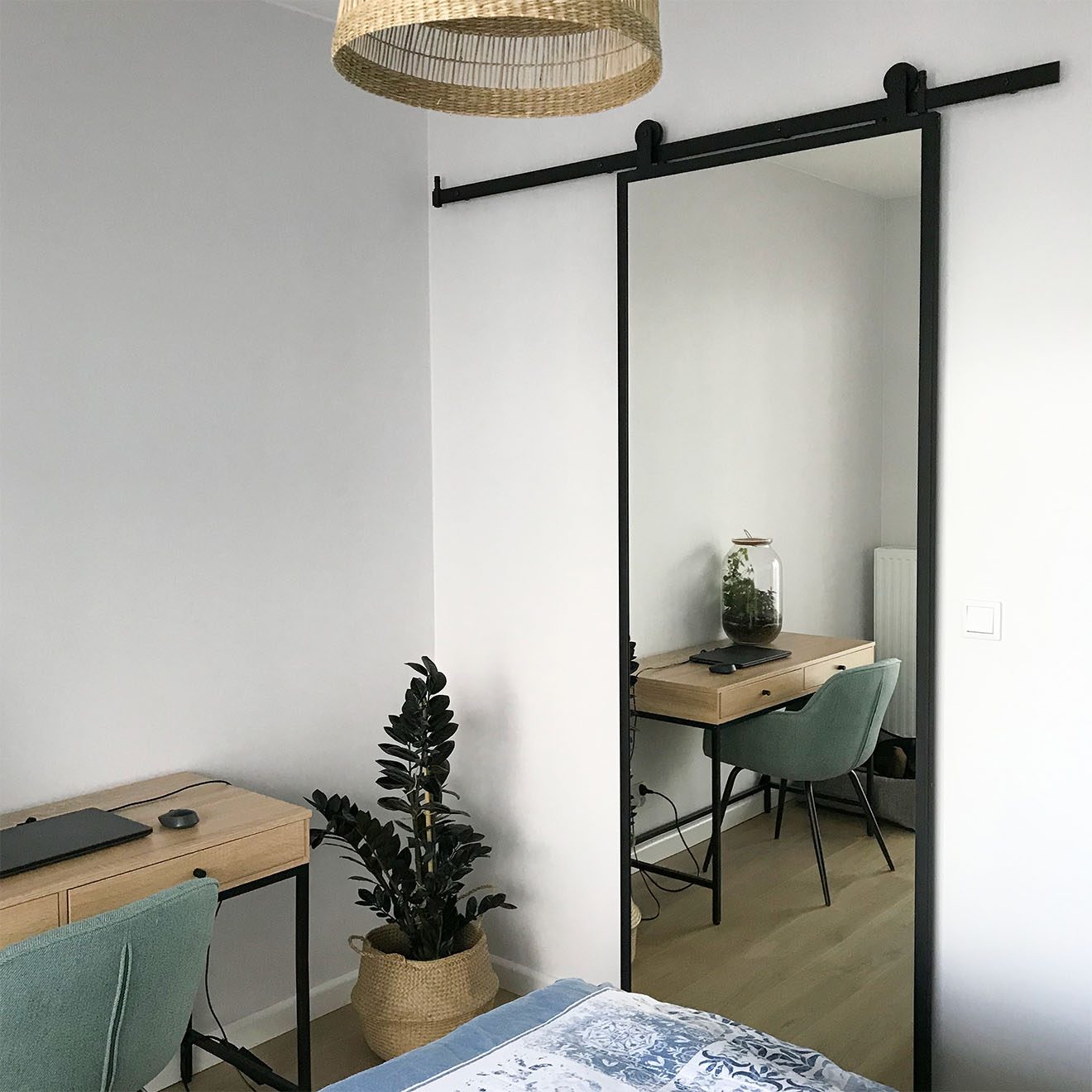 Przesuwne drzwi z lustrem zamykające wnękę w małej sypialni Przesuwne drzwi z lustrem zamykające wnękę w małej sypialni