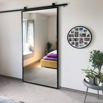Industrialne drzwi przesuwne z dużym lustrem w sypialni