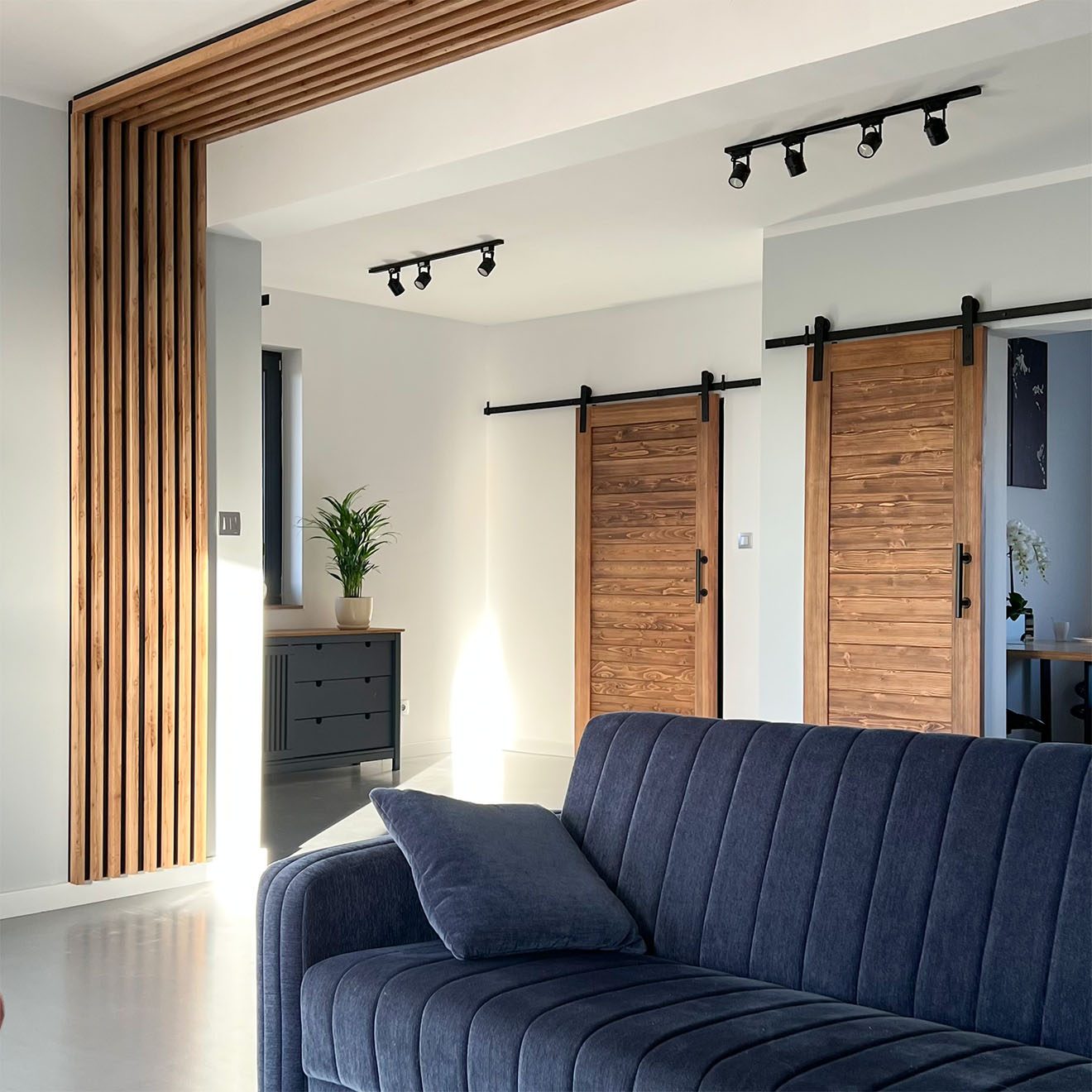 Drzwi przesuwne z litego drewna w nowoczesnym domu Drzwi przesuwne z litego drewna w nowoczesnym domu