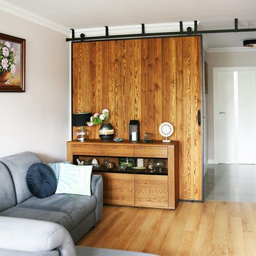 Duże przesuwne drzwi w stylu loftowym z litego drewna i metalowej rami
