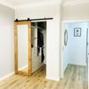 Rustykalne drzwi przesuwne z lustrem do garderoby w sypialni