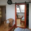 Drewniane drzwi przesuwne z lustrem do garderoby w sypialni