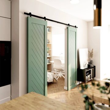 Podwójne drewniane drzwi przesuwne między salonem a sypialnią