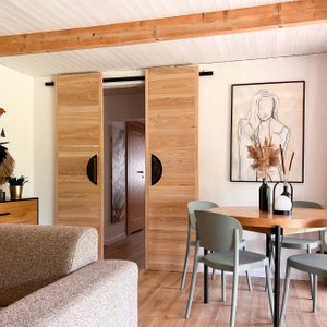 wnętrze przytulnego pokoju gościnnego urządzonego w naturalnych kolorach ziemi