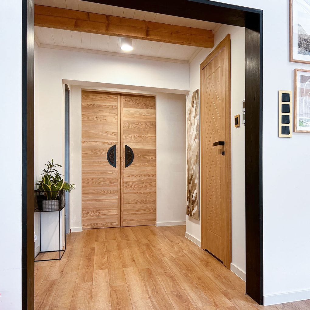 designerskie podwójne drzwi przesuwne zamykające wejście do pokoju gościnnego