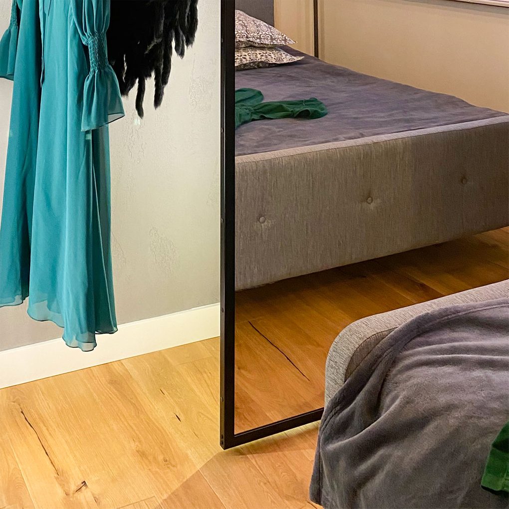 drzwi przesuwne z lustrem do małej garderoby w stylu loft