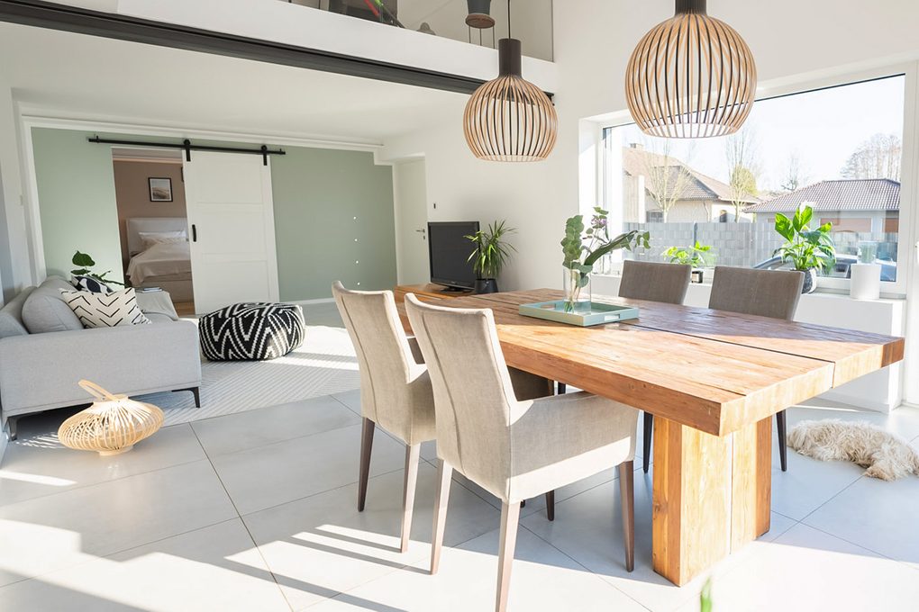 Jadalniany stół z masywnego drewna w przestronnym salonie w stylu nowoczesnym